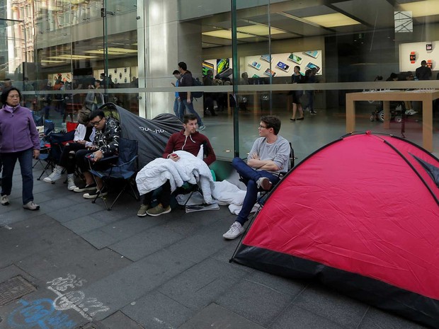Consumidores enfrentam 48 horas de fila em Sydney para comprar novo iPhone (Foto: Jason Reed / Reuters)