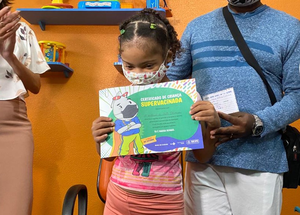 Maria Antônia, de 11 anos, tem síndrome de Down e foi a primeira criança vacinada em Pernambuco — Foto: Pedro Alves/g1
