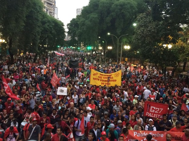 Protesto chega à Praça da República (Foto: Karina Godoy/G1)
