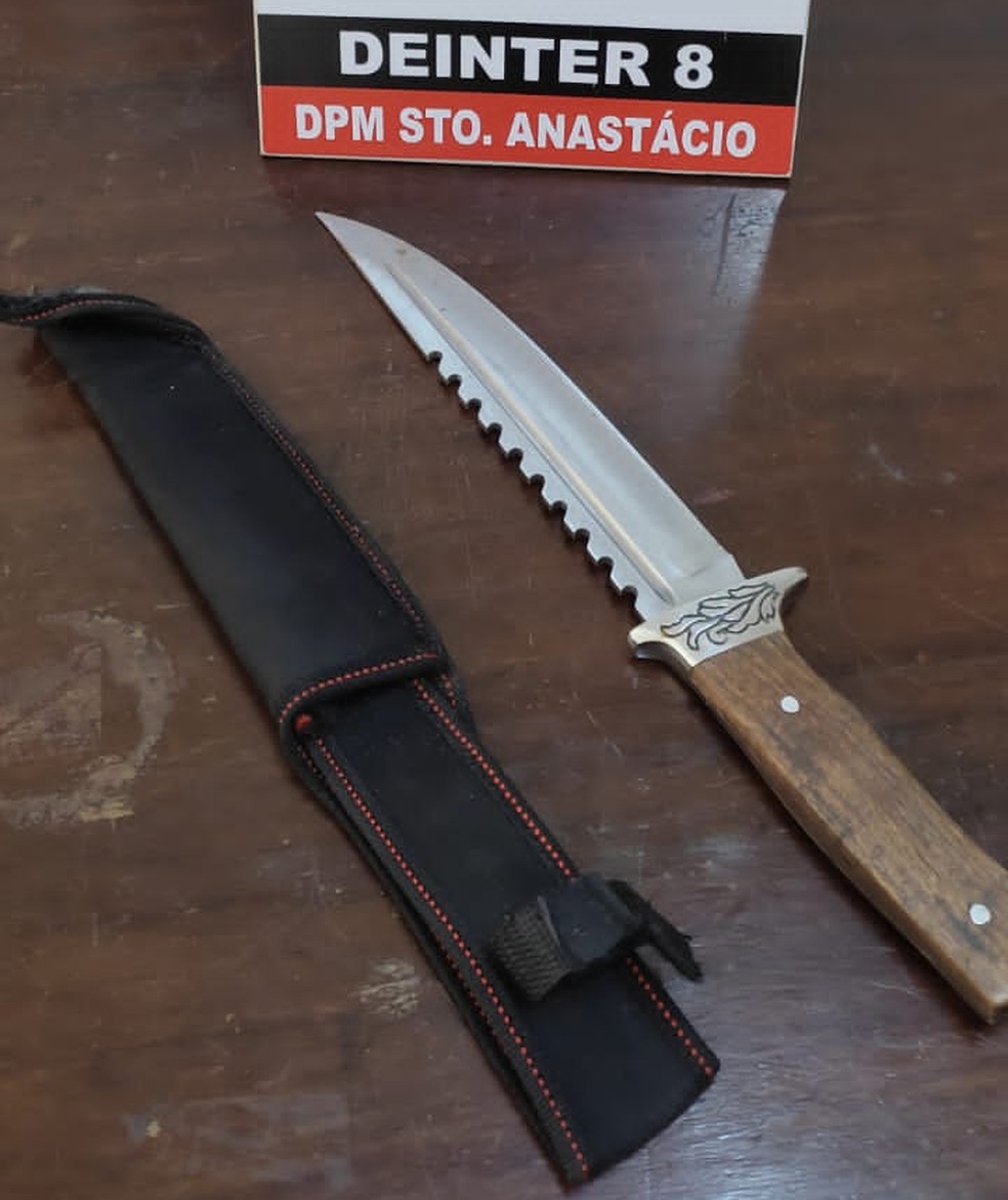 Faca usada por adolescente para matar paciente dentro da Santa Casa de Misericórdia de Santo Anastácio (SP) foi apreendida — Foto: Polícia Civil