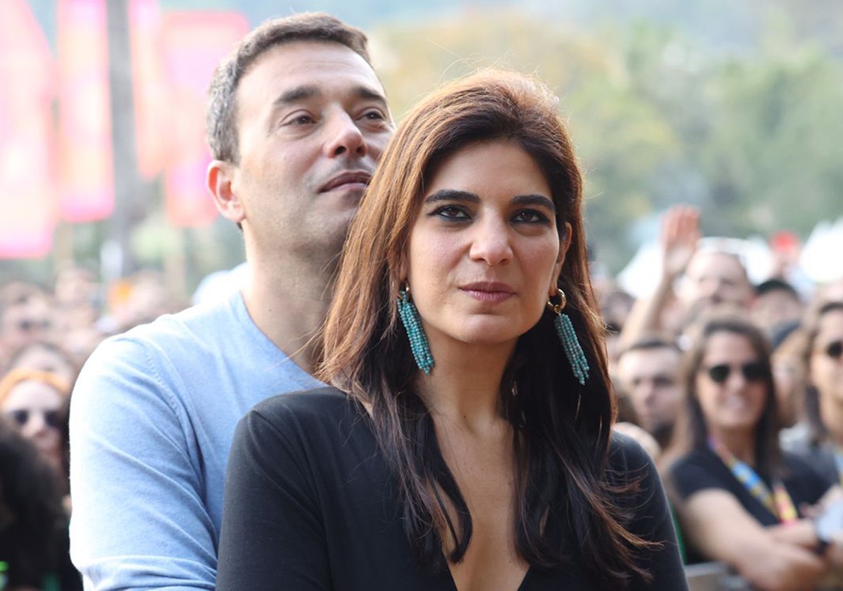 Discretos, Andréia Sadi e André Rizek curtem show agarradinhos