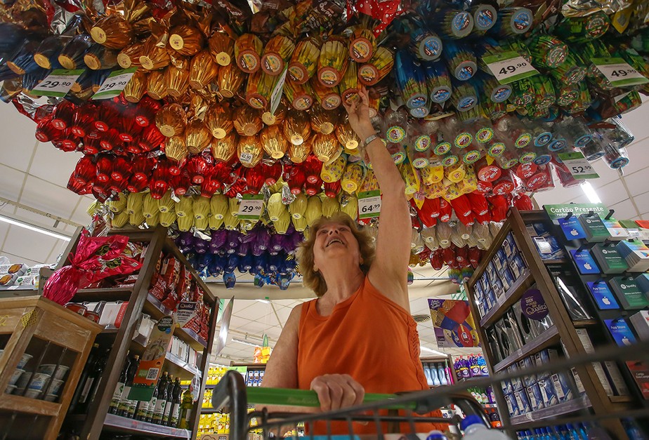 Consumidora compra ovos da Páscoa em mercado