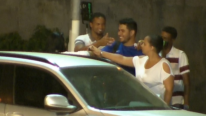 Goleiro Bruno cumprimenta pessoas conhecidas e sorri após saída da APAC de Santa Luzia (Foto: Reprodução/ TV Globo Minas)