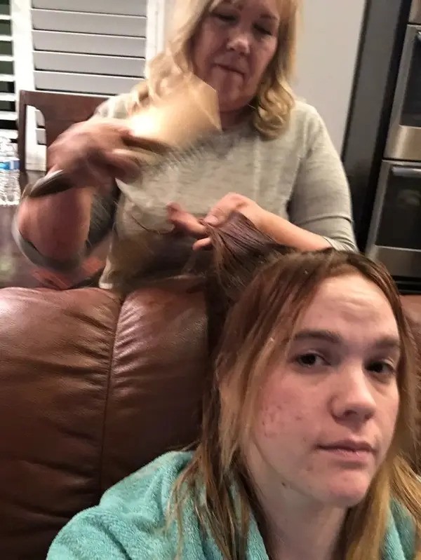 Mãe penteia o cabelo da filha grávida (Foto: Reprodução/BuzzFeed)
