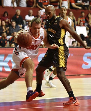 Larry Taylor sofre contratura muscular e é dúvida para o jogo 3 contra o Fla