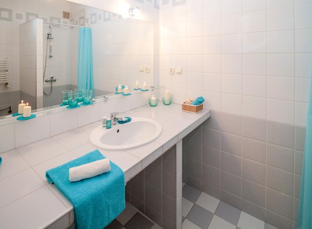 Ações simples e diárias, como trocar as toalhas e higienizar bancada, ajudam a manter a limpeza e a organização do banheiro (Foto: PxFuel / CreativeCommons)