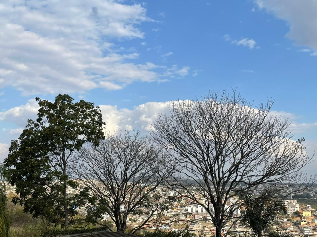 Semana termina com sol entre nuvens nas cidades do Centro-Oeste de Minas