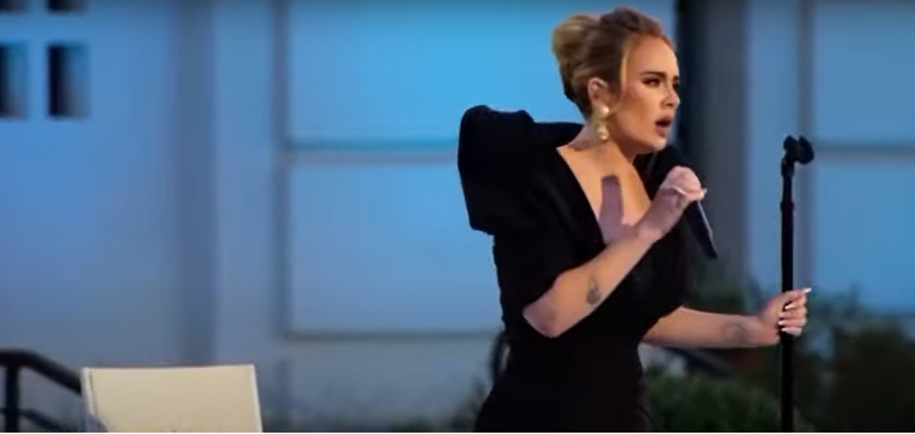Adele se apresenta em especial de emissora dos Estados Unidos (Foto: Reprodução YouTube)