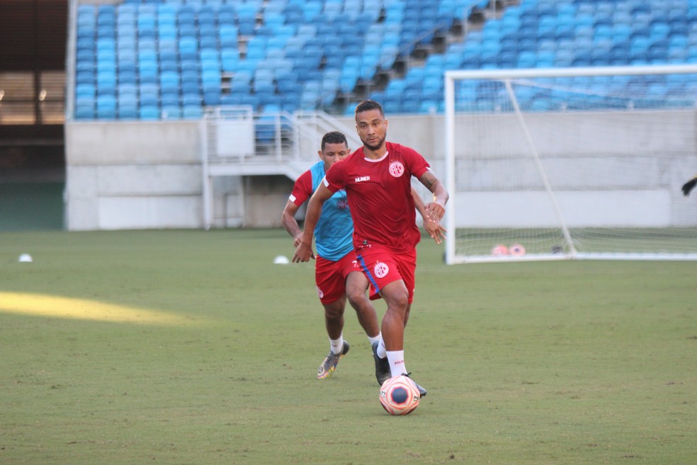 Felipe Guedes chegou e é titular do América de Roberto Fernandes — Foto: Canindé Pereira/América FC