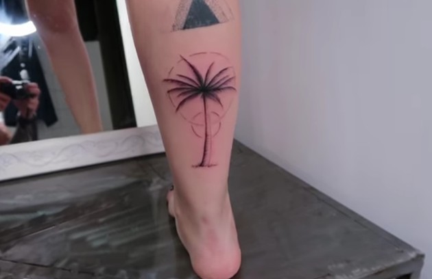 Viih Tube gravou um vídeo em seu canal mostrando o dia em que fez dez tatuagens numa mesma sessão. A primeira delas foi um coqueiro na panturrilha (Foto: Reprodução)