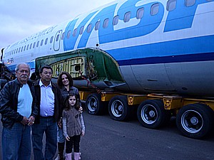 Ao centro, o piloto Edinei Capistrano, acompanhado da mulher, da neta e de um amigo ex-comandante (Foto: Thaisa Figueiredo/G1)