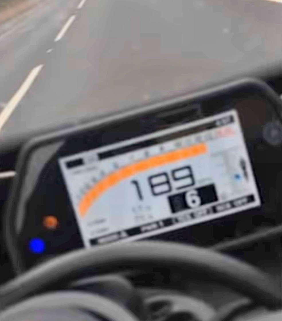 Velocímetro mostra Adam Campion a 189 milhas por hora, equivalente a mais de 300 km/h (Foto: Reprodução/Youtube)