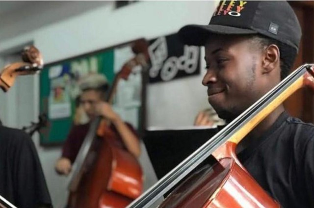 Justiça determina a soltura do violoncelista da Orquestra de Cordas da Grota