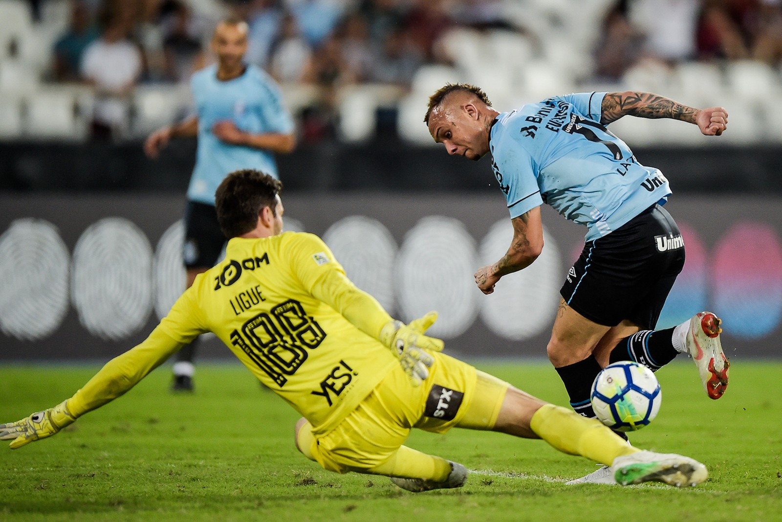 Após gol de calcanhar, Éverton pede presente a Renato Gaúcho