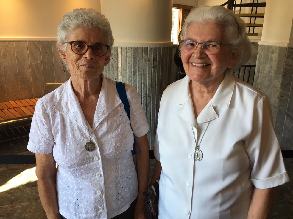 Irmã Creusa e irmã Ana Angélica fazem parte da mesma congregação que a santa Dulce dos Pobres fez — Foto: Itana Alencar/G1 BA