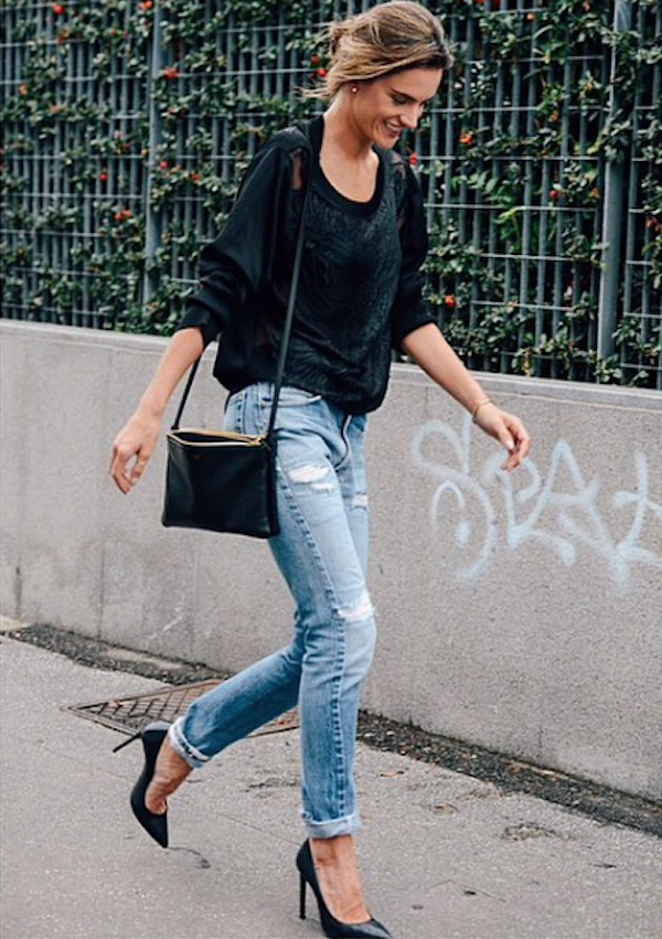 Alessandra Ambrosio de skinny jeans e scarpins (Foto: Backgrid)