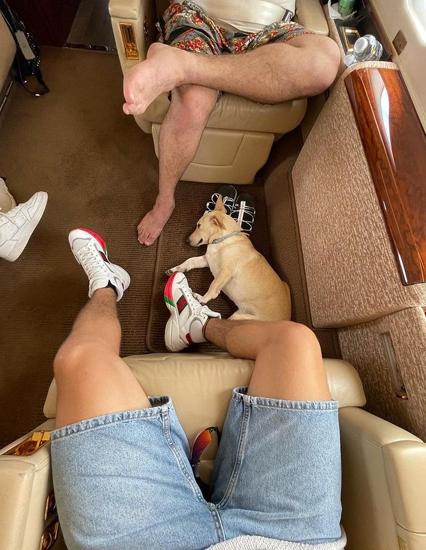 Whindersson Nunes mostra viagem de jatinho com cadela (Foto: Reprodução/Instagram)