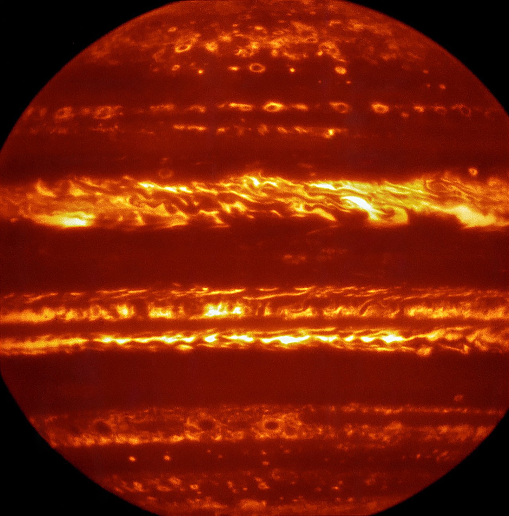 Imagem de Júpiter, colorida artificialmente, foi produzida por um equipamento de megatelescópio que consegue estudar a luz infravermelha de objetos celestes (Foto: ESO/L. Fletcher)