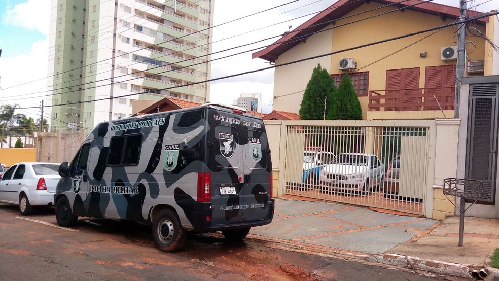Policiais presos na sexta-feira (1º) foram levados para Corregedoria da PM, em Campo Grande (MS) (Foto: Flávia Galdiole/ TV Morena)