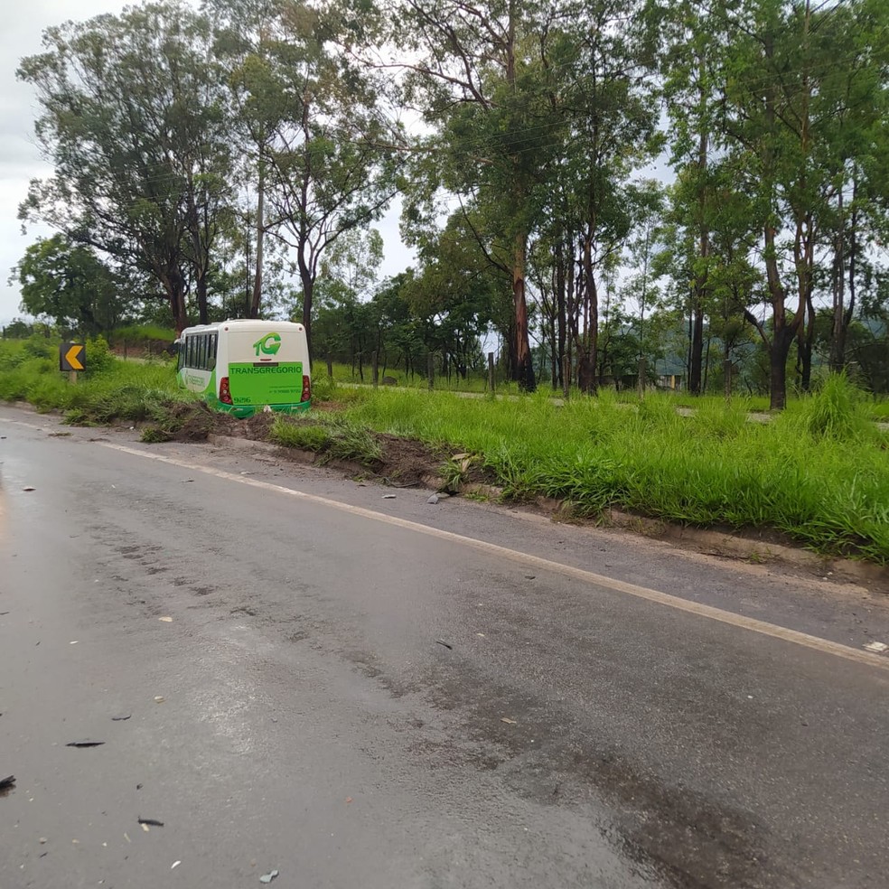 Cinco pessoas se feriram no acidente em Itaúna  — Foto: Corpo de Bombeiros/Divulgação 