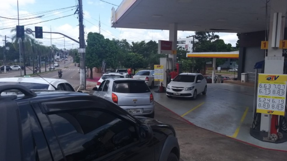 Em Rio Branco, motoristas correm aos postos após mais um anúncio no preço do combustível — Foto: Eldérico Silva/Rede Amazônica Acre