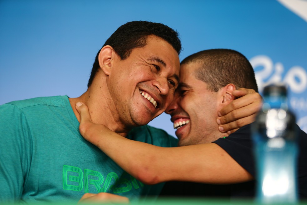 Descrição da imagem: Daniel Dias e Clodoaldo se abraçam na entrevista coletiva da Rio 2016 — Foto: WILTON JUNIOR/ESTADÃO CONTEÚDO