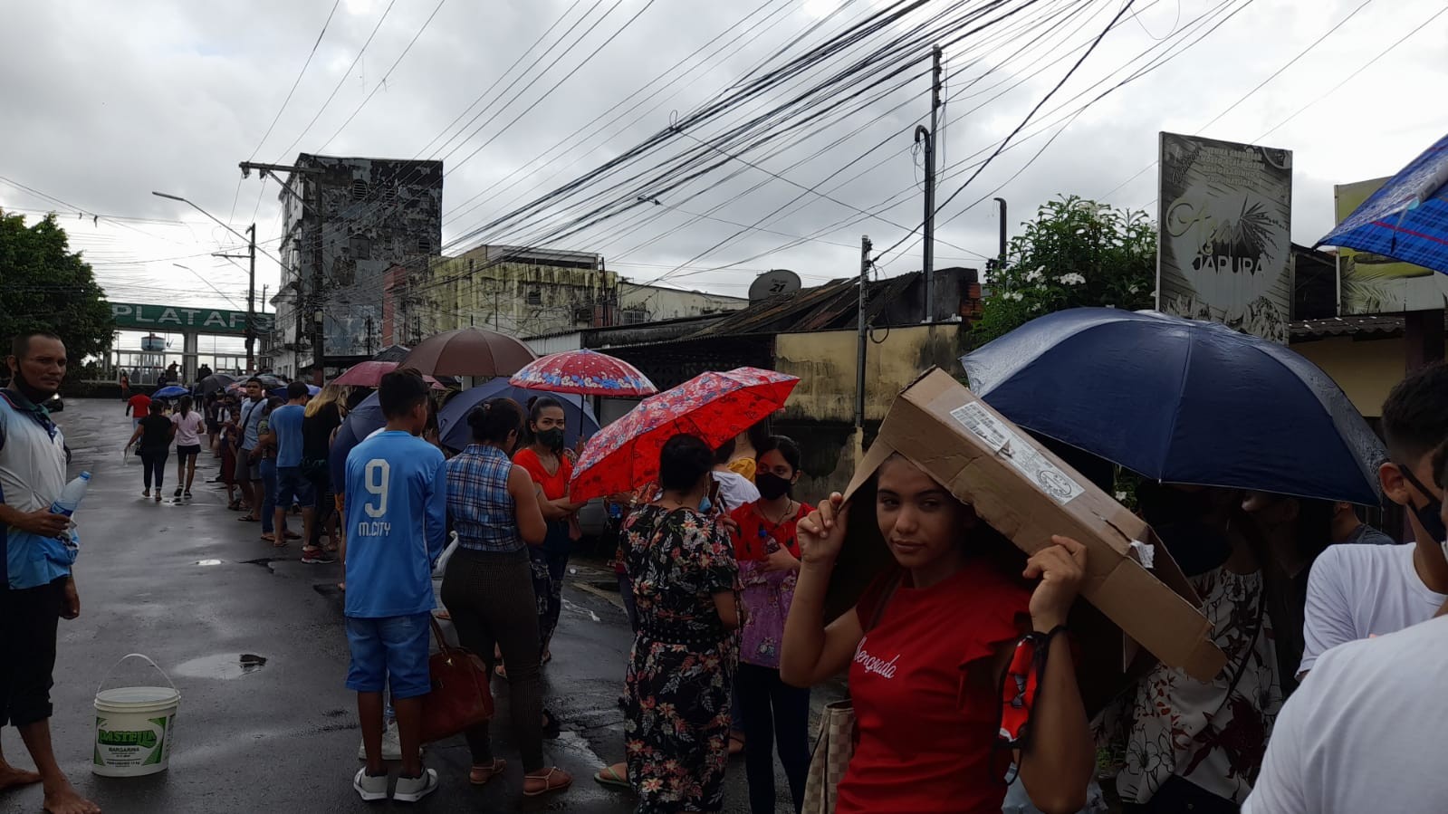 Estudantes formam longa fila para fazer cartão que garante passe livre no transporte em Manaus
