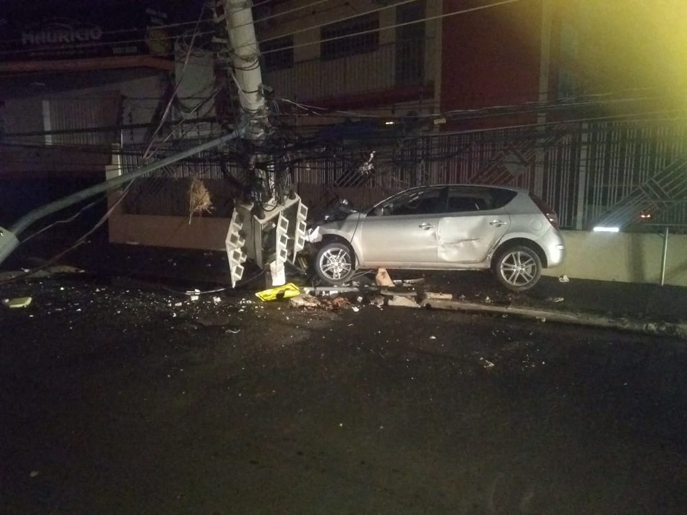 Motorista bateu o carro em um poste de energia — Foto: PM/divulgação