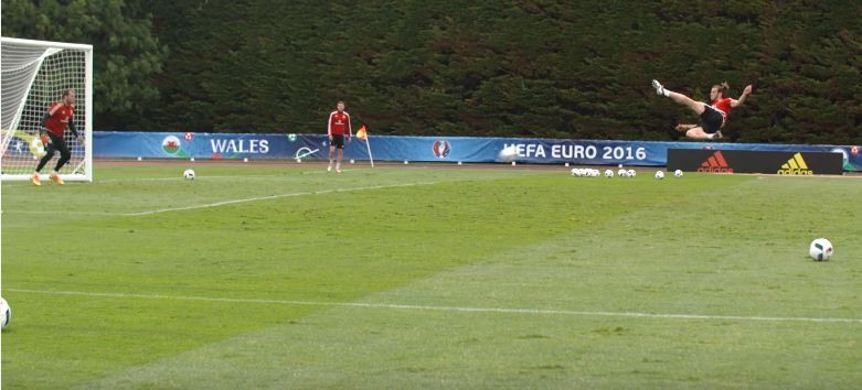 Gareth Bale marca golaço em treino do País de Gales (Foto: Reprodução)