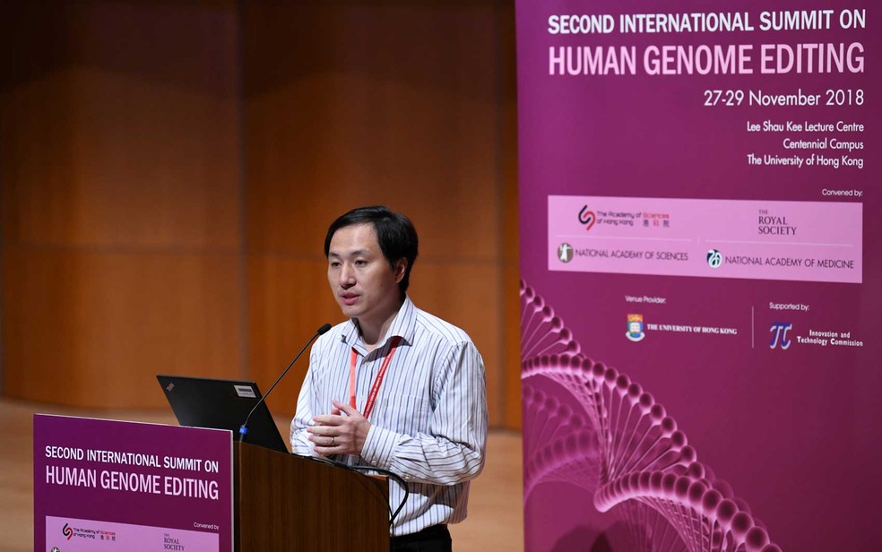 Cientista chinês He Jiankui na II Cúpula Internacional sobre a Edição do Genoma Humano, em Hong Kong — Foto: Anthony Wallace / AFP Photo