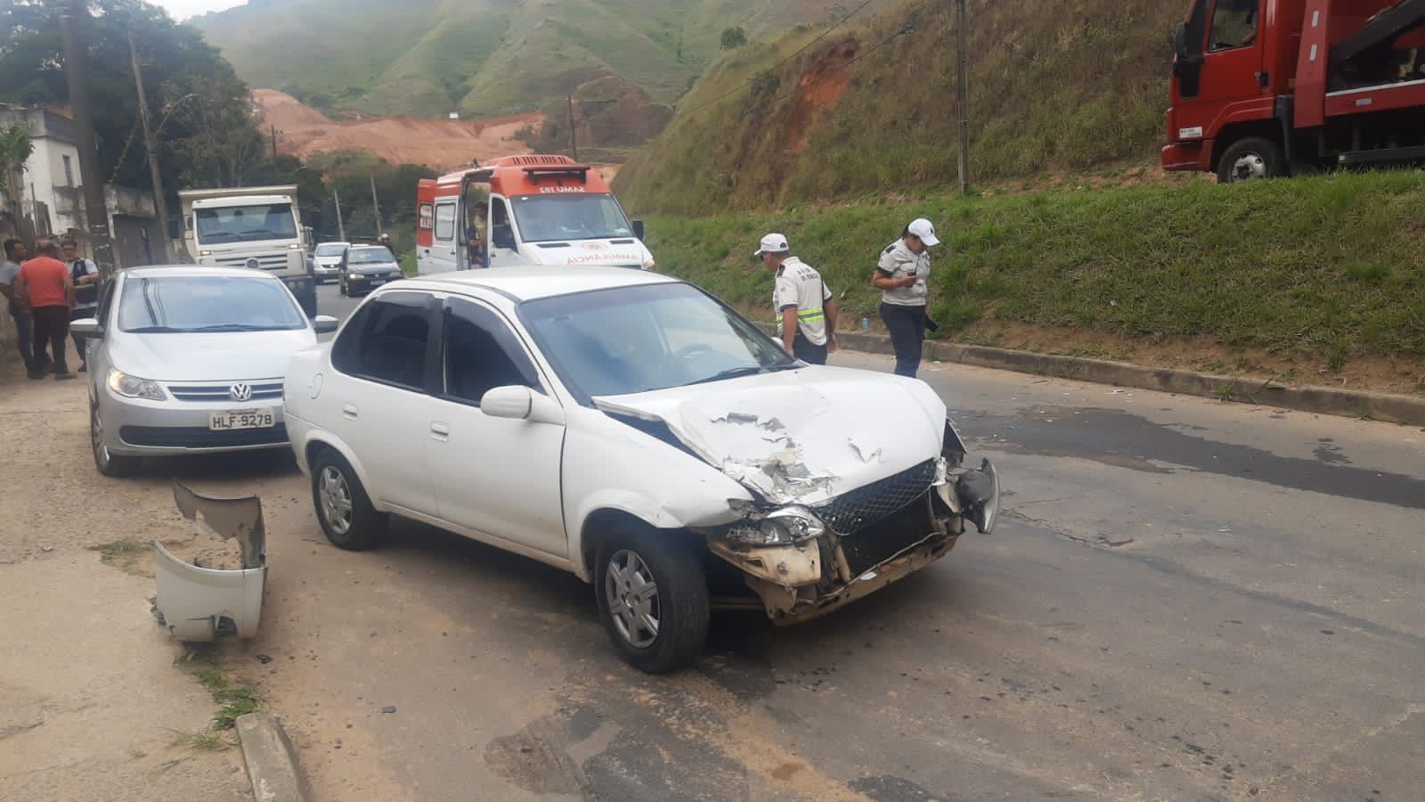 Acidente entre caminhão-guincho e carro tumultua trânsito no Bairro Linhares, em Juiz de Fora