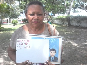 Maria de Fátima Cristino procura o irmão Luiz Lazireude dos Sanos (Foto: Thiago Conrado/ G1)