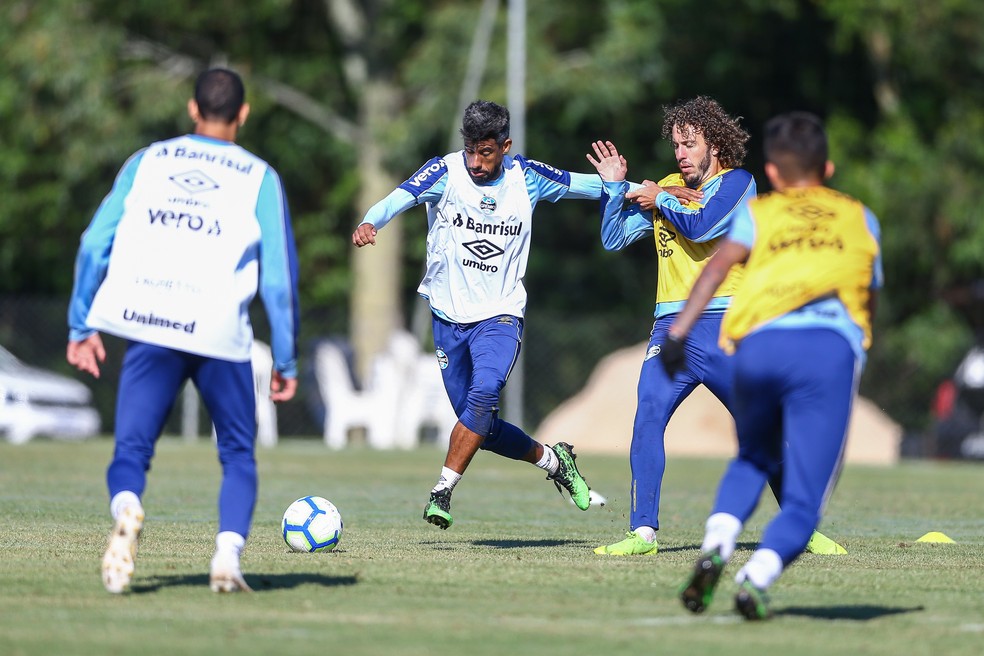 Léo Moura e Galhardo são amigos, mas disputam vaga — Foto: Lucas Uebel/Grêmio