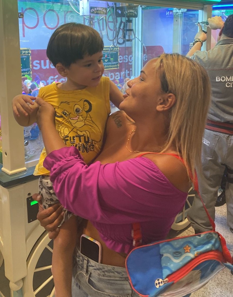 Depois de sair da máquina de pelúcias, Samuel foi para o colo da mãe — Foto: Reprodução/ Redes sociais