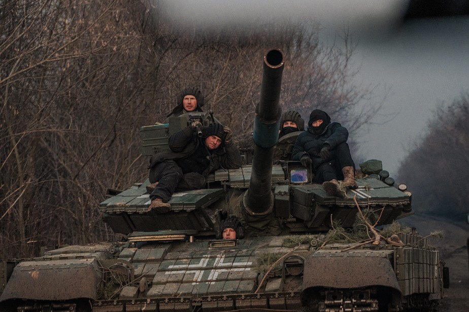 Soldados ucranianos dirigem-se para a linha de frente perto de Bakhmut, no Leste da Ucrânia