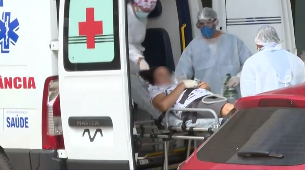 Ambulância leva paciente com Covid-19 para UTI em Goiás — Foto: Reprodução/TV Anhanguera