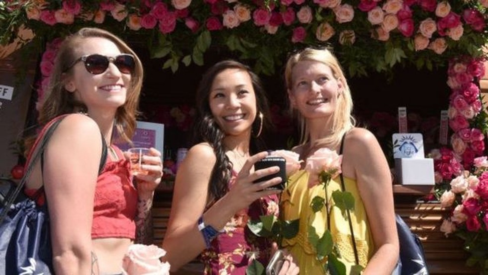 O Instagram está inundado com mensagens destinadas a públicos vulneráveis, como adolescentes para consumir bebidas alcoólicas, energéticas e açucaradas' — Foto: Getty Images via BBC