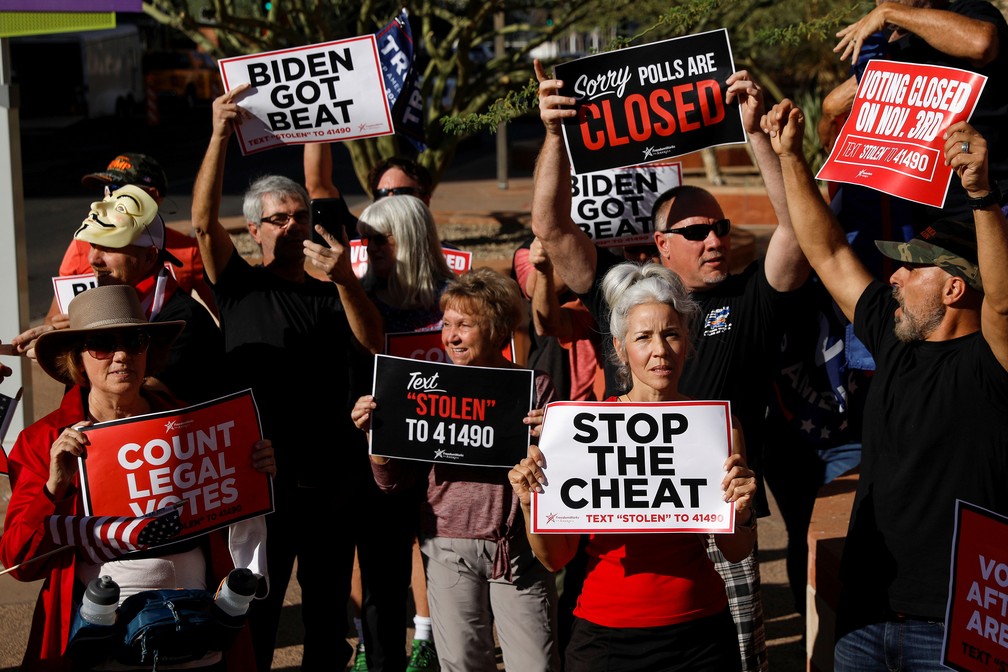 Apoiadores do presidente dos EUA, Donald Trump, seguram cartazes durante protesto em frente à prefeitura de Phoenix, Arizona, nesta quinta-feira (5) — Foto: Cheney Orr/Reuters