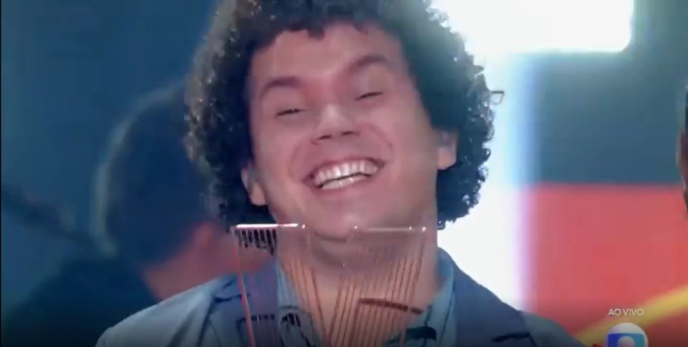 O cearense Giuliano Eriston se emocionou ao ser campeão do The Voice Brasil 2021. — Foto: TV Globo/Reprodução