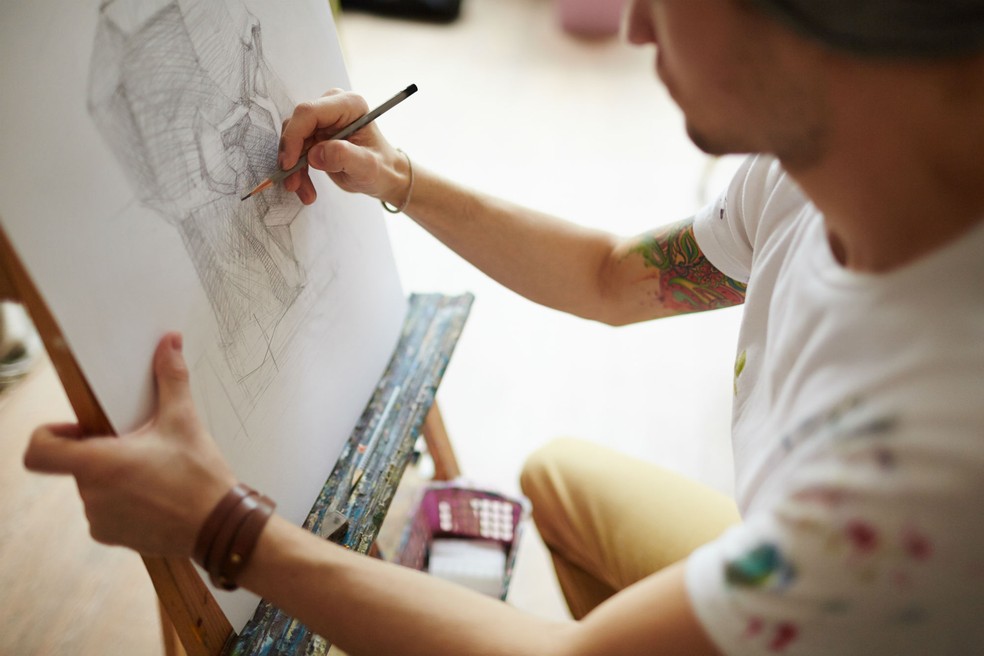Homem em aula de desenho — Foto: Shutterstock