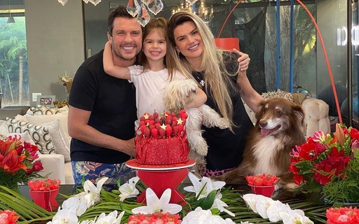 Mirella Santos festeja 37 anos com bolo em casa com Ceará e Valentina