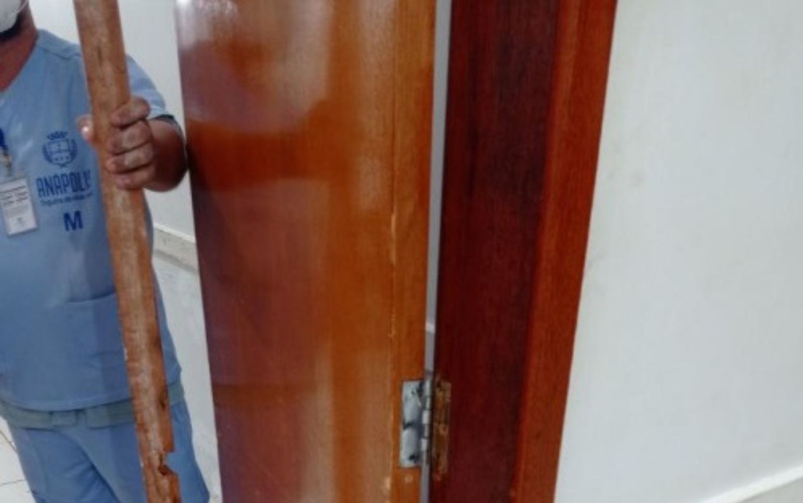 Homem é detido suspeito de quebrar porta de UPA após se irritar com atendimento, em Anápolis