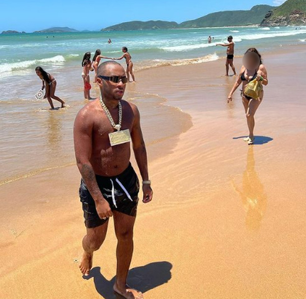Rapper Orochi usa no pescoço joia que, segundo seguranças, vale cerca de R$ 500 mil — Foto: Reprodução/ Instagram