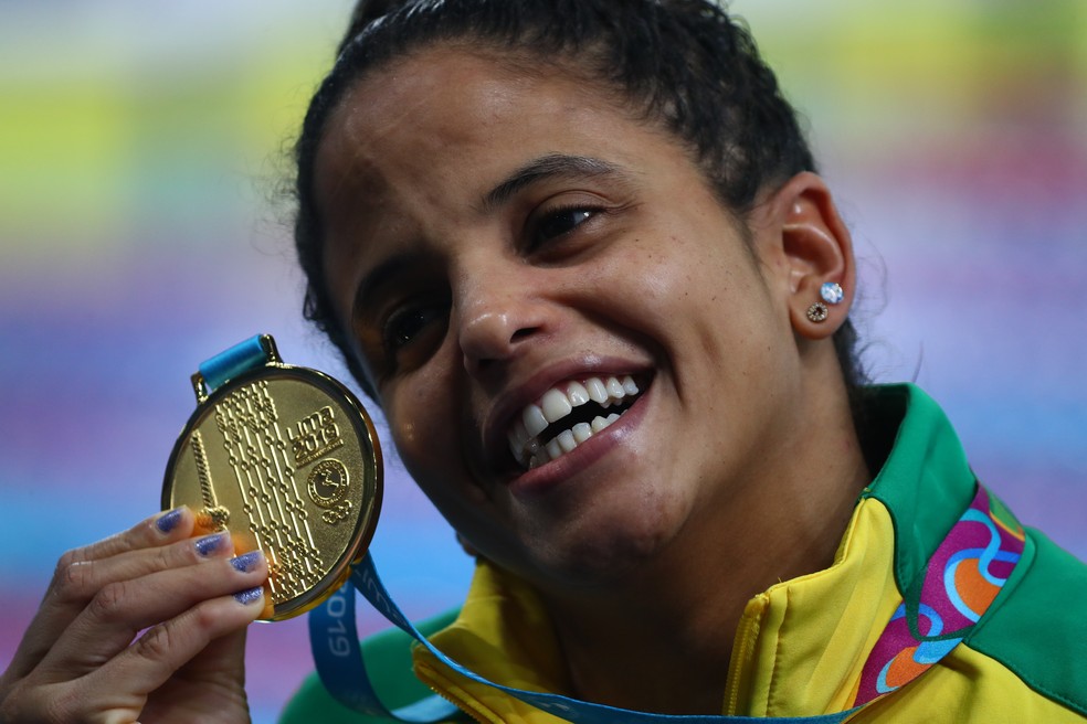 Etiene Medeiros exibe medalha de ouro dos 50m livre — Foto: Pilar Olivares/Reuters