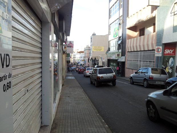 Cerca de 80% dos comércios fecharam as portas por volta de 16h (Foto: Samantha Silva / G1)