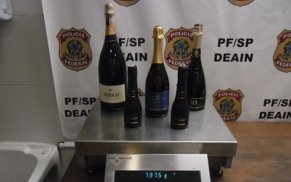 Passageiro escondeu 8 kg de cocaína em garrafas de espumante — Foto: Polícia Federal/Divulgação