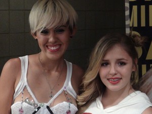 Madee, 20 anos, é sósia de Miley Cyrus e costuma posar com meninas antes de shows da cantora (Foto: G1)