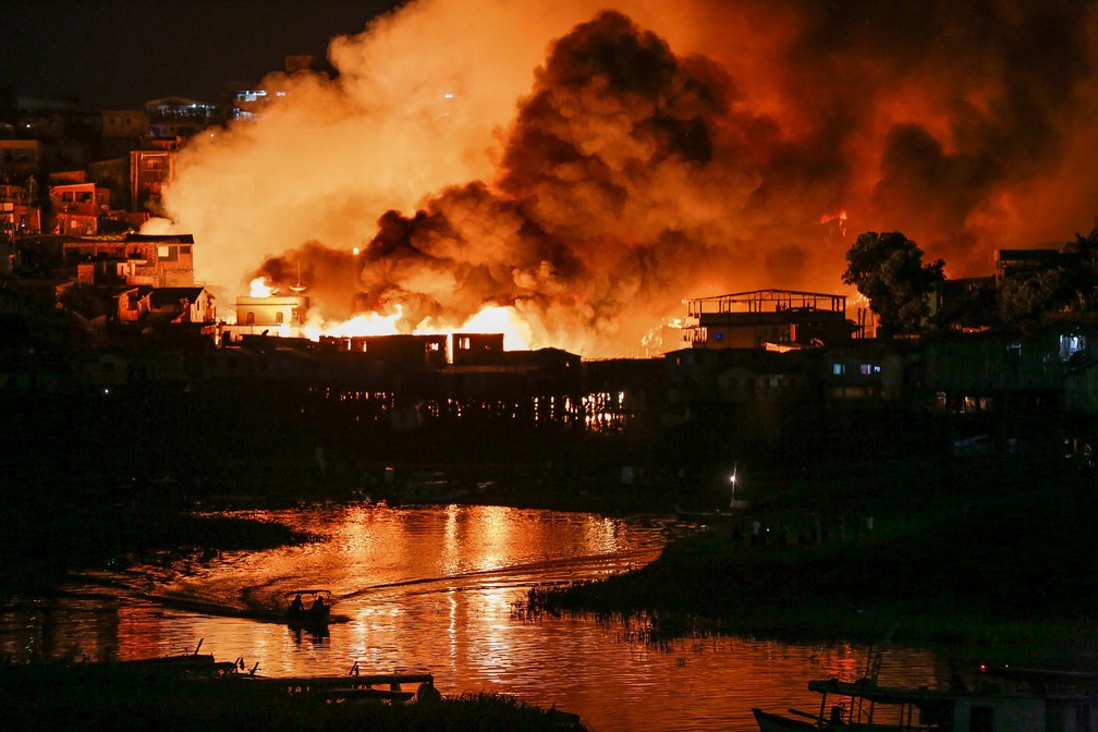 17 de dezembro â O bairro de Educandos Ã© visto envolvido pelas chamas durante um incÃªndio de grandes proporÃ§Ãµes em Manaus. Segundo o Departamento de Defesa Civil de Manaus, o incÃªndio destruiu pelo menos 600 casas e afetou mais de 2 mil pessoas â Foto: Michael Dantas/AFP
