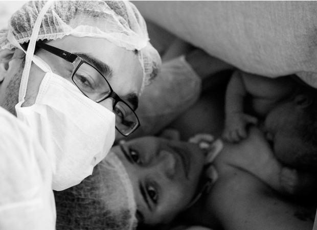 Francisco, logo após o nascimento, nos braços da mãe e ao lado do pai (Foto: Arquivo pessoal/ Marina Mamede)