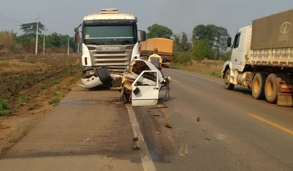 Parte da cabine do carro foi arrastada por quase 50 metros pela carreta (Foto: Reprodução/Wats)
